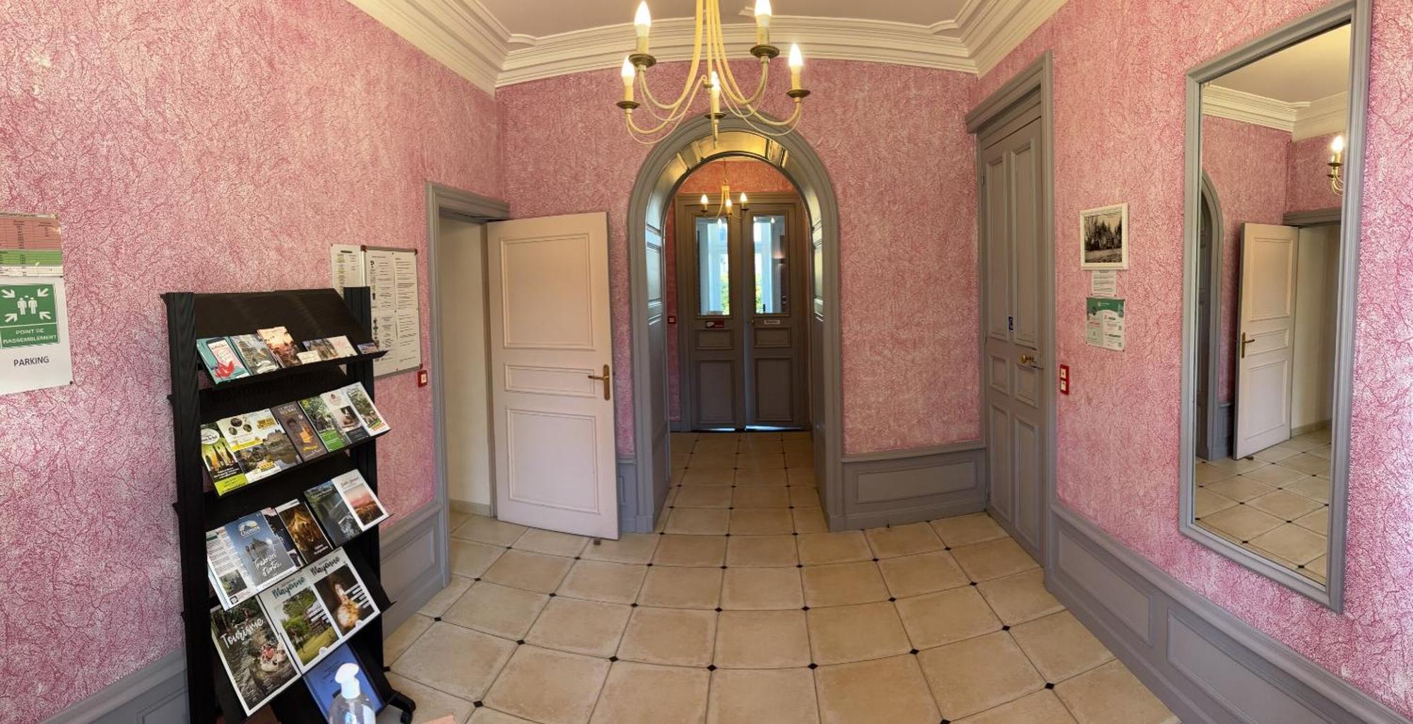 Chateau Du Bourg Saint-Denis-de-Gastines Buitenkant foto